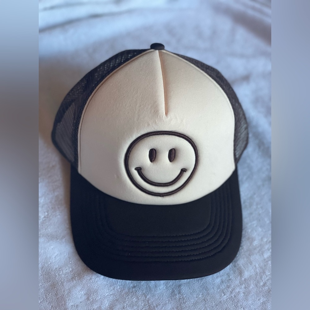 NEVER BEEN WORN - BROWN TRUCKER HAT WITH SMILEY FACE 😊
